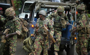 Des soldats kényans arrivent devant un centre commercial attaqué par les islamistes shebabs à Nairobi, le 21 septembre 2013
