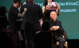 Michael Kors, chahuté par des militants anti-fourrure lors d'une conférence à New York ce mercredi.