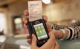 Présentation du système de paiement par carte bancaire sans contact expérimenté à Nice, le 7 octobre 2010.