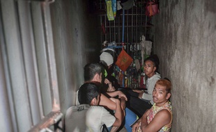 Une dizaine de personnes ont été découvertes le 27 avril 2017 dans un minuscule réduit dissimulé derrière un meuble de bibliothèque dans un commissariat de Manille, aux Philippines.