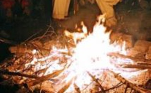 Les sociétés traditionnelles chamaniques ont souvent recours aux stupéfiants dans leurs rites religieux. "Mais ce recours est soumis à des règles très strictes (...). Ainsi le feu peut être une mauvaise chose s'il est utilisé pour la guerre, et une très bonne chose s'il sert à la cuisine".