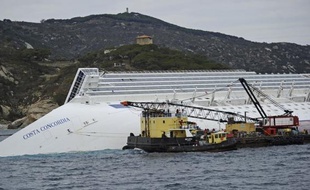 Les opérations préliminaires au pompage du carburant des réservoirs du paquebot Concordia, échoué le 13 janvier près de l'île italienne du Giglio, ont été suspendues samedi matin en raison du mauvais temps mais le corps d'une autre victime a été retrouvée, a indiqué la Protection civile.