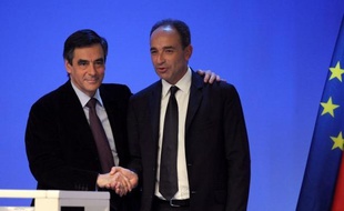 Jean-François Copé et François Fillon, une nouvelle fois pressés par deux personnalités de l'UMP d'arriver à un accord la semaine prochaine, ont dégringolé tous deux de 18 points dans l'opinion en un mois, selon un sondage OpinionWay pour Métro publié dimanche.