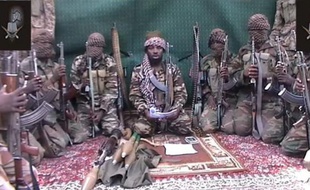 Dix-neuf personnes ont été tuées dimanche par des islamistes du groupe Boko Haram, portant des uniformes de soldats nigérians et toujours actifs dans le nord-est du pays malgré une vaste offensive militaire, ont indiqué des habitants.