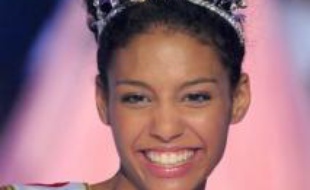 En couronnant pour 2009 l'étudiante métisse franco-américaine Chloé Mortaud, le comité Miss France a élu pour la première fois une candidate possédant une double nationalité.