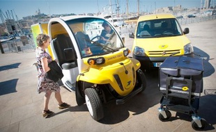 Hier, la Poste a présenté les vingt véhicules électriques dont elle s'est dotée.