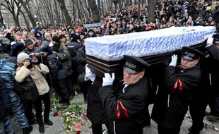 Le cerceuil de l'opposant russe Boris Nemtsov est porté par les membres du service funéraire lors d'une cérémonie à Moscou le 3 mars 2015