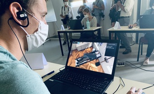 Un élève en pleine consultation pour la prise en charge d'un patient atteint du Covid-19.