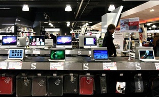Le rayon des ordinateurs portables dans un magasin Surcouf, à Paris, le 21 octobre 2009.