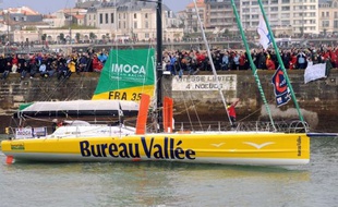 Le voilier du Français Louis Burton (Bureau Vallée), l'un des concurrents du Vendée Globe 2012-2013, a été percuté par un chalutier dans la nuit de mardi à mercredi, a annoncé son équipe, qui a précisé que le skipper était sain et sauf.