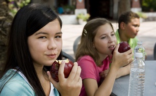 Soucieux de l'environnement et du bien-être animal, des adolescents font le choix de devenir végétariens.