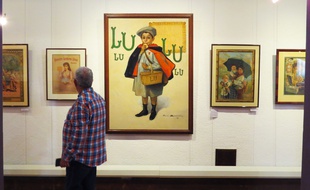Un visiteur au musée LU, au château de Goulaine.