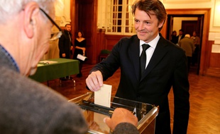 François Baroin vote dans sa ville de Troyes, le 7 mai 2017.