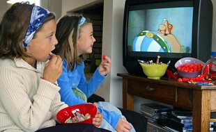 Des enfants, un dessin animé et des sucreries. (archives)