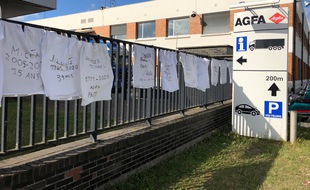 Une rangée de tee-shirts symbolisant le licenciement des 175 salariés de l'usine Agfa à Pont-à-Marcq.