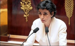Rachida Dati, qui connaît ses premières difficultés depuis son arrivée au ministère de la Justice, devait subir mardi son baptême du feu à l'Assemblée nationale où elle devait présenter son projet de loi de lutte contre la récidive, promesse de campagne de Nicolas Sarkozy.