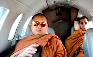 Moines bouddhistes dans un jet privé, le 18 juin 2013.