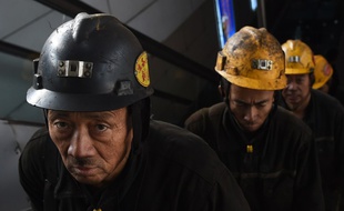 Des mineurs à la sortie de la mine de Daton, dans la province chinoise de Shanxi, le 20 novembre 2015.