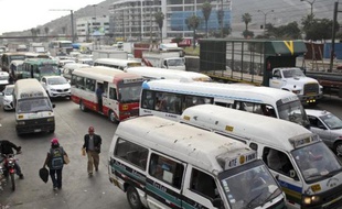 Des bus dans les rues de Lima