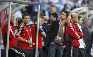 Michaël Ballack sur le banc de l'équipe d'Allemagne lors de la victoire 4 à 0 contre l'Argentine le 3 juiller 2010 au Cap.