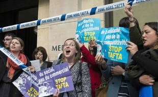 Des membres de "Stop TAFTA" à Paris le 19 avril 2016.
AFP PHOTO / Elliott VERDIER