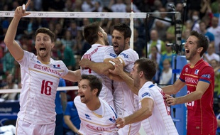 L'équipe de France de volley fête sa victoire en finale du championnat d'Europe contre la Slovénie (3-0), le 18 octobre 2015 à Sofia, en Bulgarie.