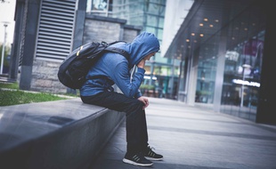 Le trouble de stress post-traumatique est souvent connu sous l'acronyme PTSD (ou TSPT en français).
