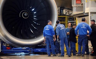 Le motoriste britannique Rolls-Royce a signé au total plus de 4,7 milliards de dollars de contrats lors du salon aéronautique du Bourget, qui a été riche en commandes d'avions, selon son bilan publié vendredi.