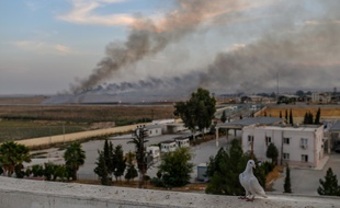 La Turquie a lancé une offensive contre les forces kurdes du nord-est de la Syrie, alliées des Occidentaux dans la lutte antijihadiste, suscitant une volée de critiques internationales.