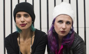 Nadejda Tolokonnikova (g) et Maria Alekhina, les deux membres des Pussy Riot, le 14 novembre 2014 à Londres