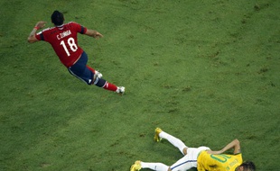 L'attaquant brésilien Neymar agonise à terre après un choc lors du match contre la Colombie, le 4 juillet 2014.