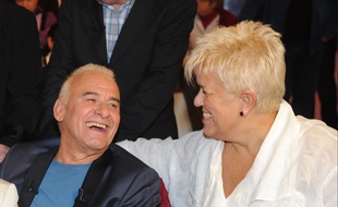 Michel Fugain et Mimie Mathy, lors de l'enregistrement de Vivement Dimanche, le 25 février 2015, à Paris.