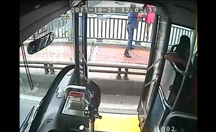 Selon la mère d'une lycéenne, la conductrice aurait intimé l'ordre aux passagers de sortir de son bus.