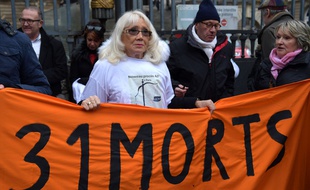 Paris, le 24 janvier 2017. Pauline Miranda, victime de l'explosion de l'usine AZF, manifeste devant le palais de justice de Paris où s'ouvre le troisième procès de la catastrophe.