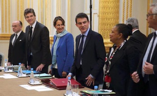 Manuel Valls entouré de g à d de Bernard Cazeneuve, Arnaud Montebourg, Ségolène Royal, Christiane Taubira, François Rebsamen, lors du premier Conseil des ministres le 4 avril 2014 à l'Elysée à Paris