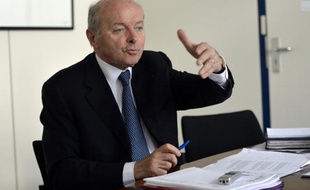 Le Défenseur des droits, Jacques Toubon, dans son bureau le 16 juillet 2014 à Paris
