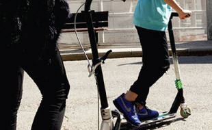 Des usagers de la trottinette, à Baillargues.