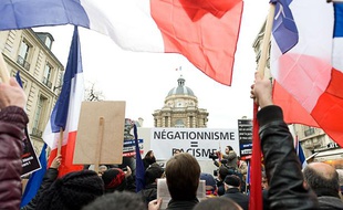 Des Français d'origine arménienne manifestent devant le Sénat, à Paris, le 23 janvier 2012.