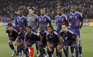 Les joueurs de l'équipe de France, posant pour la photo le 17 juin 2010 avant le coup d'envoi du match contre le Mexique, à Polokwane (Afrique du sud).