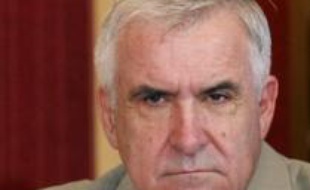 Des policiers ont perquisitionné mercredi au domicile et au bureau de l'ancien directeur central des Renseignements généraux Yves Bertrand (1992 à 2004), dans le cadre de l'affaire Clearstream, a-t-on appris de sources proches du dossier.