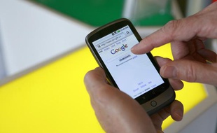 Le smartphone de Goggle Nexus One, qui fonctionne sous Androïd, présenté le 5 janvier 2010 en Californie.