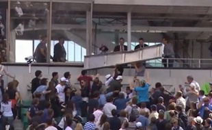 Une plaque de tôle est tombée sur des spectateurs pendant le quart Tsonga-Nishikori à Roland-Garros, le 2 juin 2015.