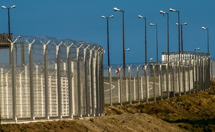 Les barrières de sécurité installées tout autour du port de Calais