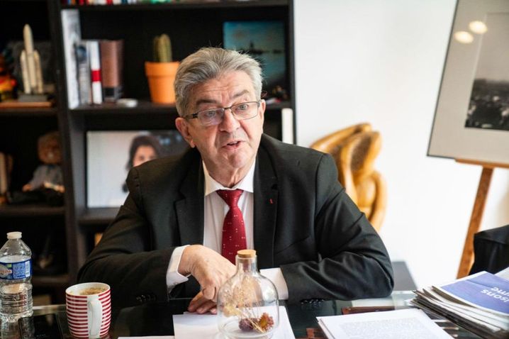 Jean-Luc Mélenchon dans son bureau, vendredi 14 juin. 