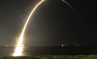 Une fusée Falcon 9 de SpaceX décolle de la station de Cap Canaveral en Floride, le 7 août 2018.