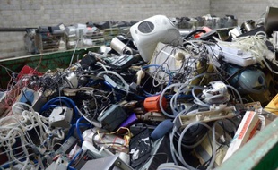 Une pile de déchets électroniques dans un dépôt Emmaüs, à Ploufragan, en France, le 21 janvier 2013