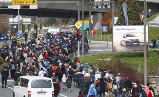 Des migrants sont escortés près de la frontière autrichienne, à Sentilj, en Slovénie, le 25 octobre 2015.