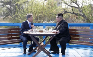 Rencontre historique le 27 avril 2018 entre les deux leaders coréens.