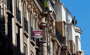 Un panneau "A vendre" à Paris (image d'illustration).