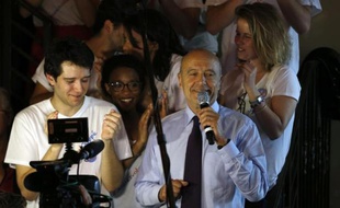 Alain Juppé s'adresse à ses partisans dans un bar à La Plaine-Saint-Denis le 2 juin 2015, pour le lancement "le mouvement des jeunes avec Juppé"